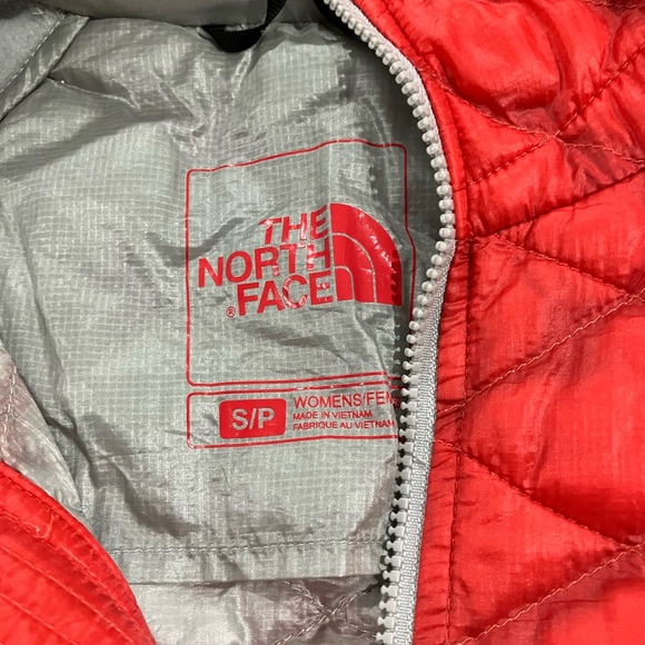 North Face Small Red Quilted Puffer Jacket - Picture 7 of 7